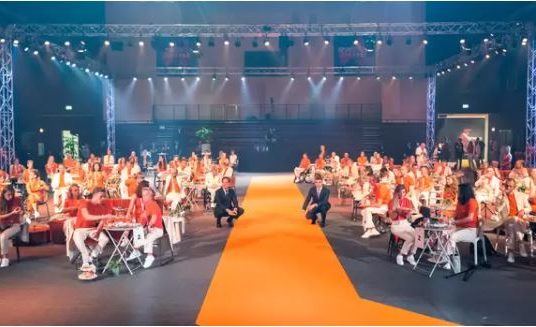 Kelly van Zon officier in de orde van Oranje-Nassau